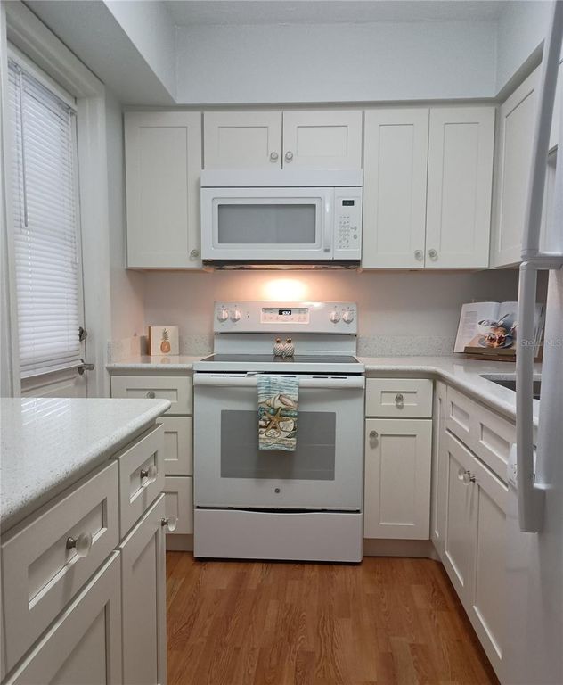 Image 5 of property listing at 5981 HIBISCUS DRIVE, Bradenton, FL 34207