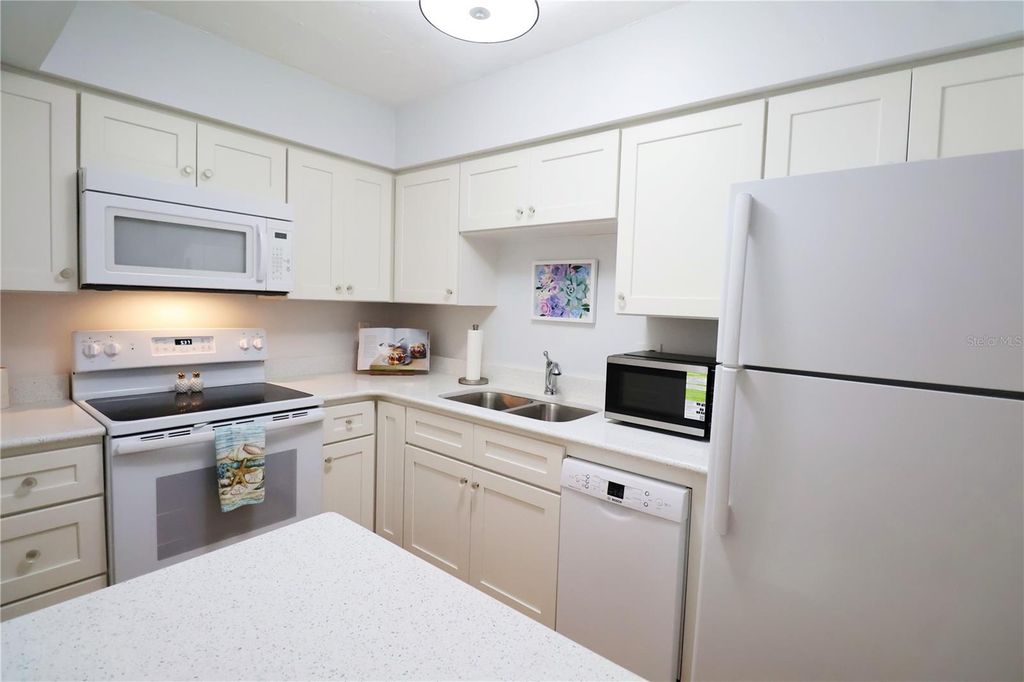 Image 6 of property listing at 5981 HIBISCUS DRIVE, Bradenton, FL 34207