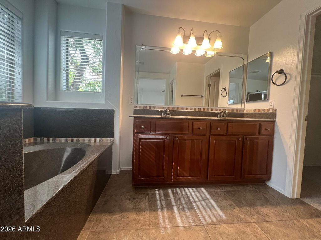 Image 9 of property listing at 637 S Buena Vista Avenue, Gilbert, AZ 85296