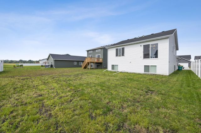 6730 71st Avenue S, Horace, ND 58047