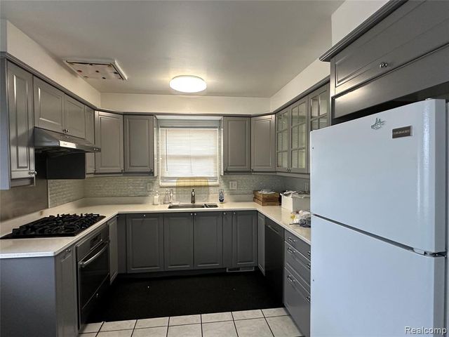 24684 Warner Avenue, Warren, MI 48091