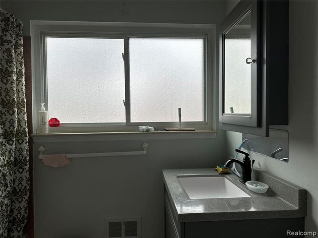 24684 Warner Avenue, Warren, MI 48091