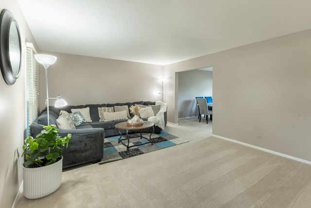 520 Highland Grove Drive, Buffalo Grove, IL 60089