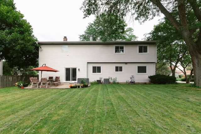 520 Highland Grove Drive, Buffalo Grove, IL 60089