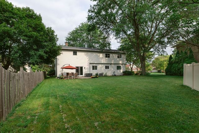 520 Highland Grove Drive, Buffalo Grove, IL 60089