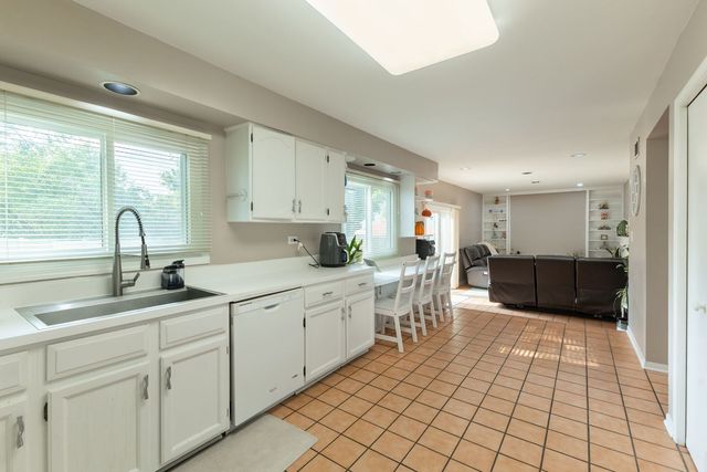 520 Highland Grove Drive, Buffalo Grove, IL 60089