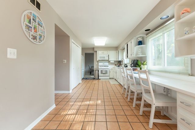 520 Highland Grove Drive, Buffalo Grove, IL 60089