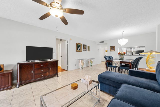 3146 Via Poinciana 307, Lake Worth, FL 33467