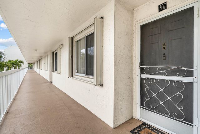 3146 Via Poinciana 307, Lake Worth, FL 33467