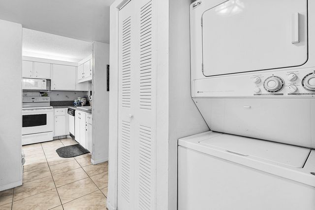 3146 Via Poinciana 307, Lake Worth, FL 33467