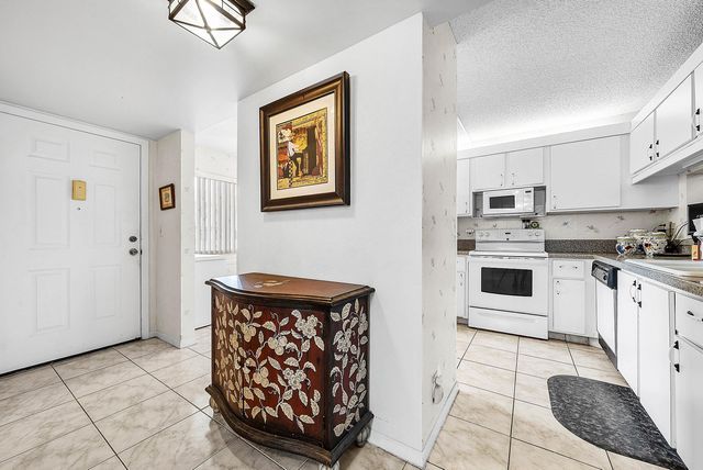 3146 Via Poinciana 307, Lake Worth, FL 33467