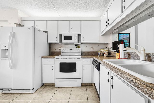 3146 Via Poinciana 307, Lake Worth, FL 33467