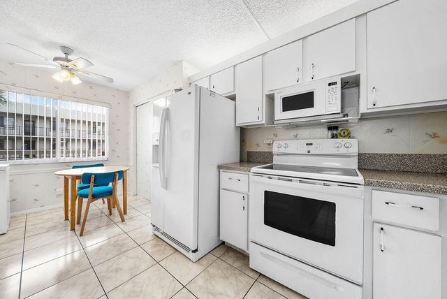 3146 Via Poinciana 307, Lake Worth, FL 33467