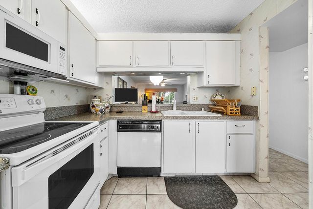 3146 Via Poinciana 307, Lake Worth, FL 33467