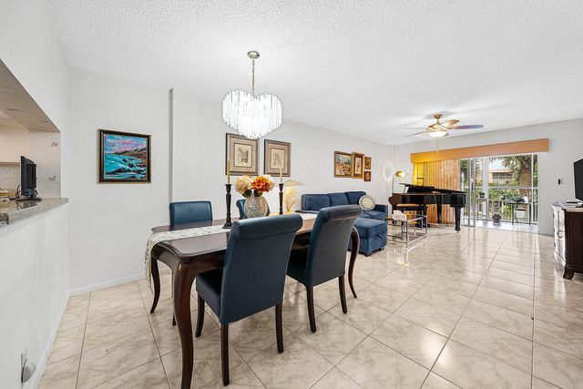 3146 Via Poinciana 307, Lake Worth, FL 33467