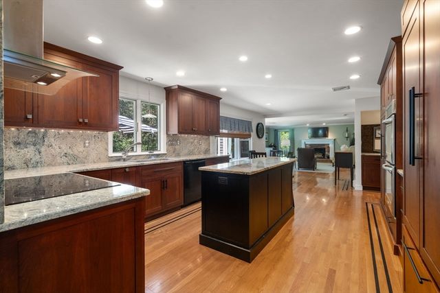 8 Ringbolt Road, Hingham, MA 02043