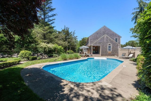 8 Ringbolt Road, Hingham, MA 02043