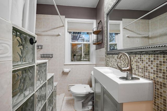 7021 34th Avenue N, Crystal, MN 55427