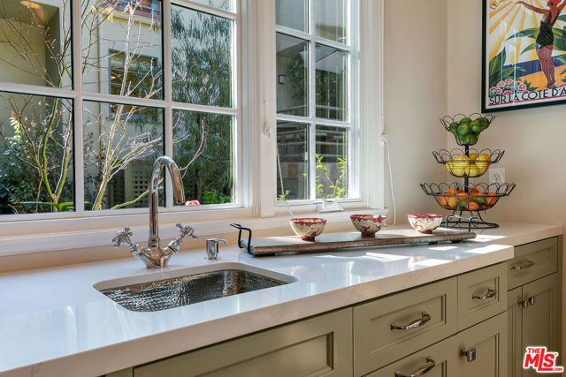 332 S Anita Avenue, Los Angeles, CA 90049