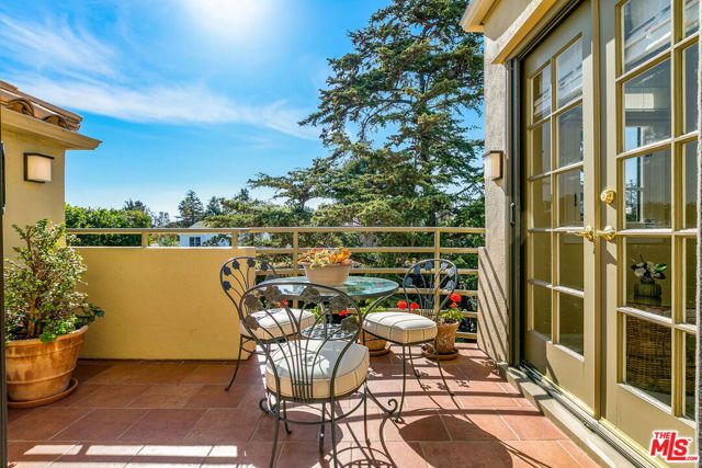 332 S Anita Avenue, Los Angeles, CA 90049