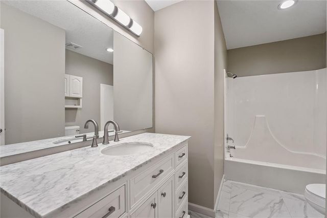 7809 NW Scenic Drive, Weatherby Lake, MO 64152