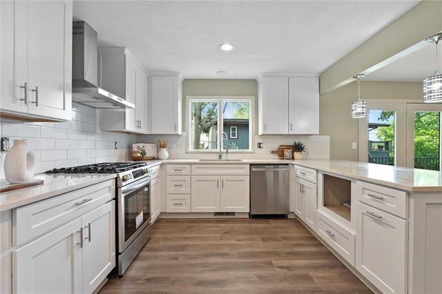 7809 NW Scenic Drive, Weatherby Lake, MO 64152