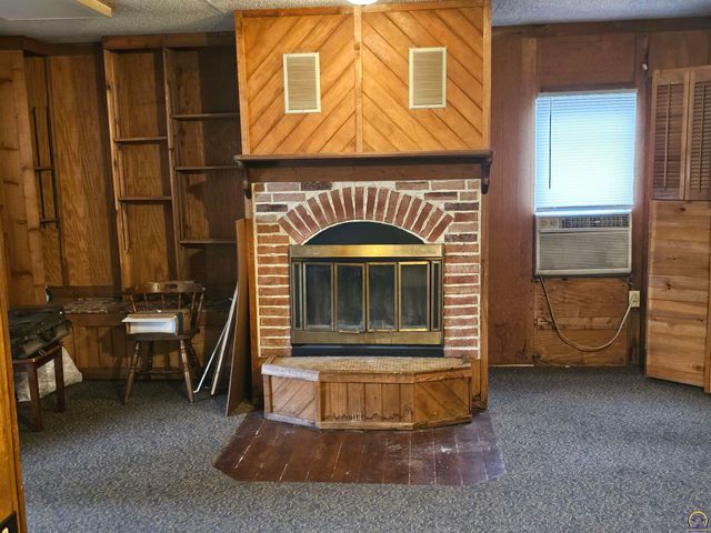2124 SW Morningside RD, Topeka, KS 66614