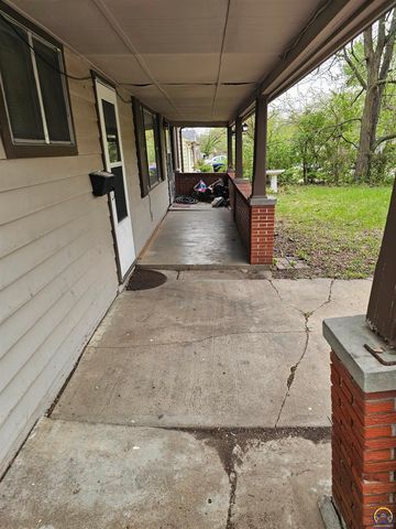 2124 SW Morningside RD, Topeka, KS 66614