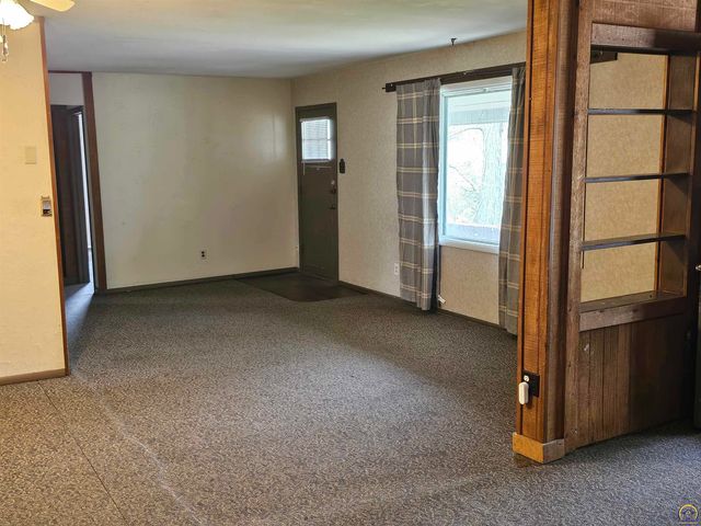 2124 SW Morningside RD, Topeka, KS 66614