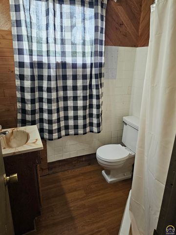 2124 SW Morningside RD, Topeka, KS 66614
