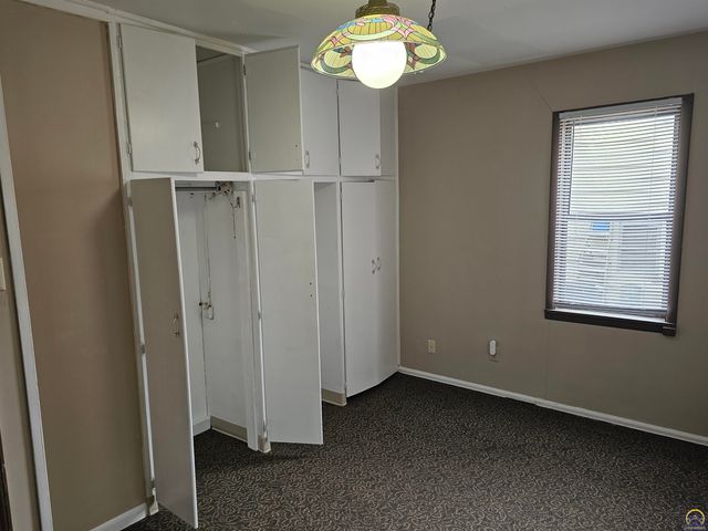 2124 SW Morningside RD, Topeka, KS 66614