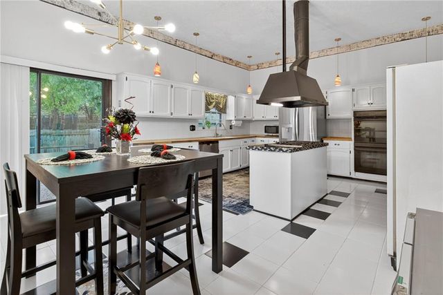 9714 Shepherds Drive, Kansas City, MO 64131