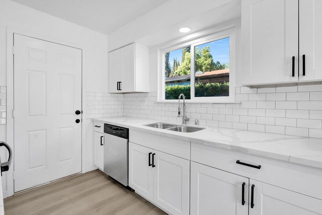 2571 S Laval, Fresno, CA 93725