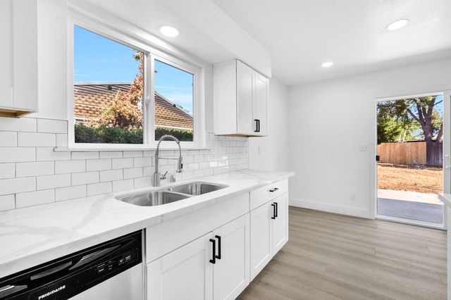 2571 S Laval, Fresno, CA 93725