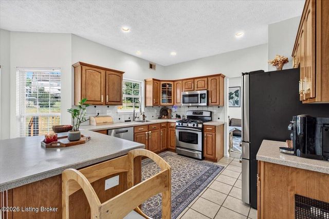 406 Arlington Meadows Dr, Louisville, KY 40023