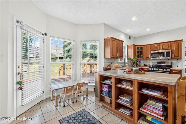 406 Arlington Meadows Dr, Louisville, KY 40023