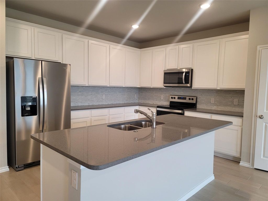 933 Ravenwood Lane, Van Alstyne, TX 75495