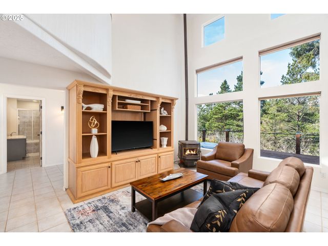 901 Fairway Ct, Manzanita, OR 97130