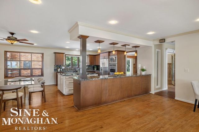529 Lake Shore Road, Grosse Pointe Shores, MI 48236