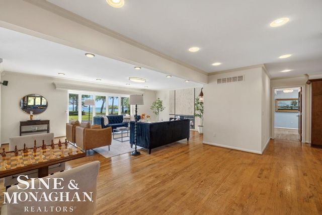 529 Lake Shore Road, Grosse Pointe Shores, MI 48236