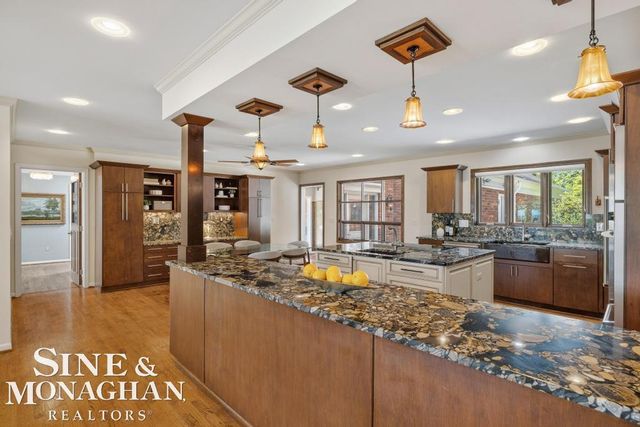 529 Lake Shore Road, Grosse Pointe Shores, MI 48236