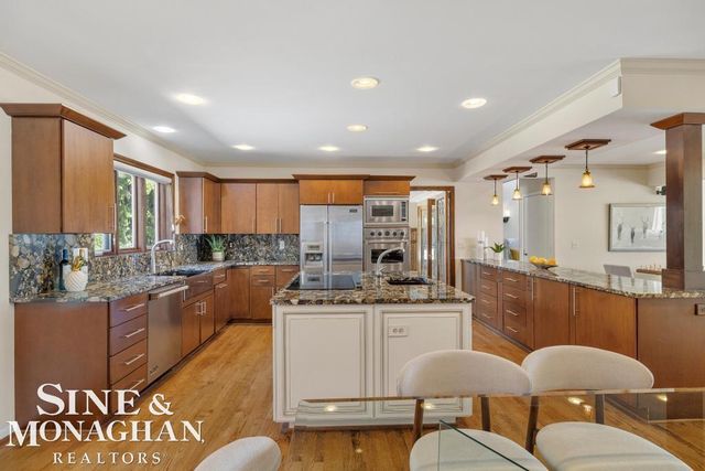 529 Lake Shore Road, Grosse Pointe Shores, MI 48236