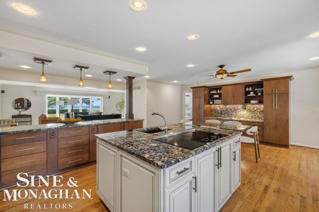 529 Lake Shore Road, Grosse Pointe Shores, MI 48236