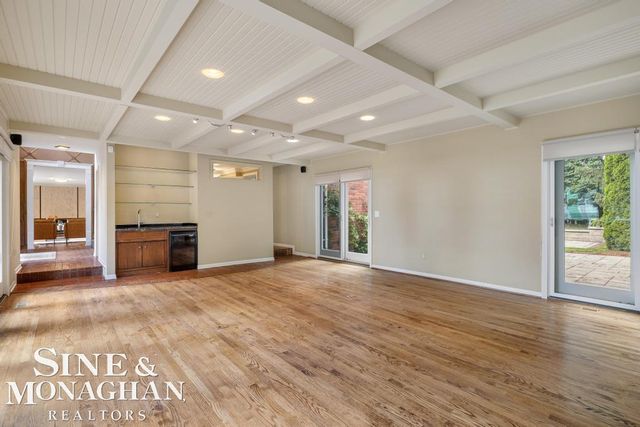 529 Lake Shore Road, Grosse Pointe Shores, MI 48236
