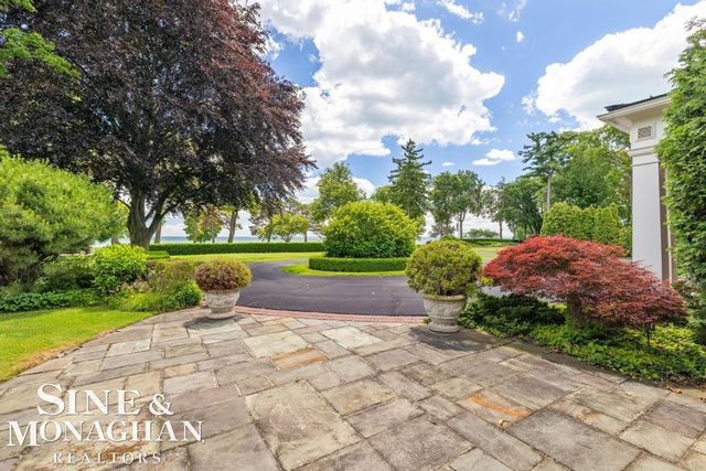 529 Lake Shore Road, Grosse Pointe Shores, MI 48236