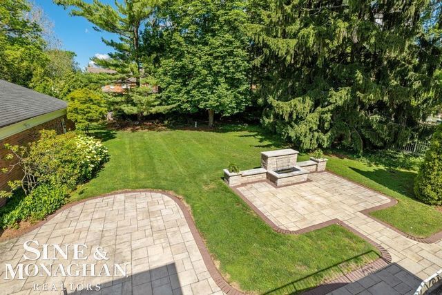 529 Lake Shore Road, Grosse Pointe Shores, MI 48236