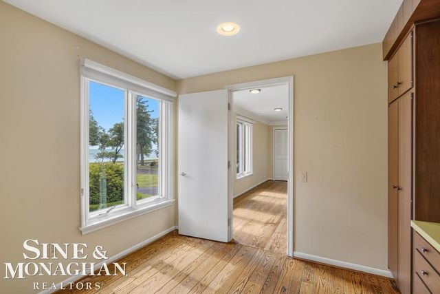 529 Lake Shore Road, Grosse Pointe Shores, MI 48236