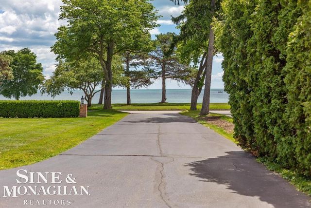 529 Lake Shore Road, Grosse Pointe Shores, MI 48236