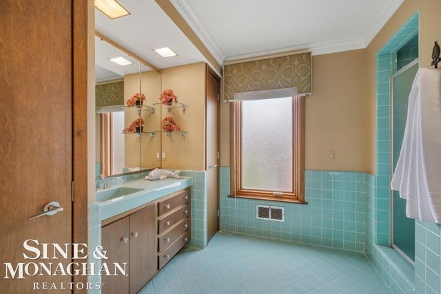 529 Lake Shore Road, Grosse Pointe Shores, MI 48236