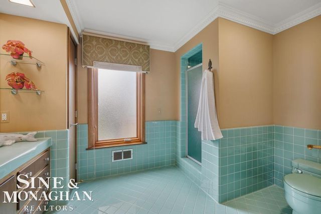 529 Lake Shore Road, Grosse Pointe Shores, MI 48236